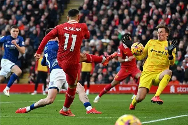 ليفربول يفوز على إيفرتون 2-1 في الدوري الإنجليزي الممتاز