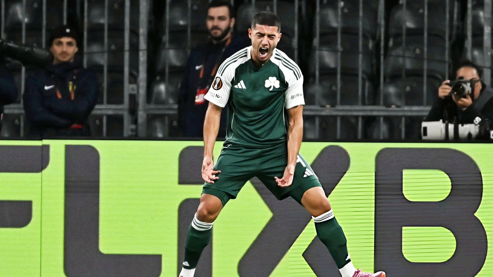 أنس زروري يفرض وضعا جديداً على نادي باناثينايكوس